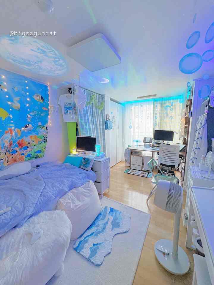 🐬💿🫧🍀
私たちが約束した未来はまだ来ていません！
澄んで希望のある未来を待って
Frutiger Aero Room💙🫧🌱


＃今日の私たちの家＃コンスープ記録集
#frutigeraero #プルティガーエアロ #y2k #夏インテリア #今日の家 #ビンテージ #2000s #キッチ #ワンルーム飾り #お部屋 #おたく部屋 #空色インテリア #サーキュレーター #クールトンインテリア #コンピュータールーム #ブルートン 
