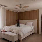 
요즘 집에 큰 변화들이 많았어요! 🛏️

처음 입주할때는 새아파트였지만 8년차가 되니 
벽지는 울고 또 공간에 변화를 주고 싶더라고요!

요즘 침실에도 아트월을 많이 하기도 하고
벽지대신 인테리어 필름지를 시공하는 분들도 꽤나 있어서
살면서 간편하게 시공이 가능한
현대L&C 보닥월을 시공했답니다.

친환경 인증소재에 
400여가지 보닥필름패턴이 적용이 가능해
회벽부터 우드, 패브릭 패턴까지
취향대로 아트월 인테리어를 완성할 수 있어요

제가 선택한 패턴은 LW108 패턴이 짧게 반복되지 않아
층고가 높은 공간에 자연스러운 무드를 연출해주는 롱우드 라인인데요

호텔같은 침실 분위기를 위해 조금 톤이 어두우면서
우드결엠보가 살아있는게 고급스러워 선택했어요

원데이로 시공이 가능하니까
먼지날림 없이 편안하지만 드라마틱하게 침실이 바뀌어서 
새로 이사한 것 같아요 🤎

#현대엘앤씨 #보닥월 #포인트월 #아트월 #아트월시공 #리모델링 #방꾸미기 #침실스타일링 #침실꾸미기 #안방인테리어 #비포애프터 