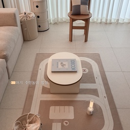 아기 빠방이 러그로 집꾸하기🫧
받아보니 너무 이쁜 베이지색감이라
가을앞둔 무드에 너무나도 맘에 쏙-
빠방이 좋아하는 아기는 보자마자 꺅거리면서
자기 빠방이들 저 길위에 줄세워놓은건 안비밀😌
러그위에 아기테이블 올리니 셋트로 제격이야✨
#콘수프기록집 #오늘의우리집 #아기가사는집 #아기가사는집거실 #아기방꾸미기 #아기방인테리어 #아기와사는집 #아기방소품 #도로매트 #아기러그 #두잉썸 #아기책상 #아기테이블 #감성육아템 #감성육아 #아이방꾸미기 #아이방꾸미기소품 