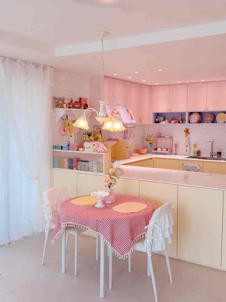 こんにちはメルです🧚🏻‍♀️

私の家で一番好きなカラーが集まっているところ🌷

キッチンはホワイトをベースにして
ピンク、ラベンダー、バターイエローのように
私の好きな色を一つずつ加えて飾りました💗💜💛

以前は「ラブリーキッチ」という言葉で
私はこのスペースを説明しました。
今はもう少し柔らかく、
おとぎ話の中のシーンのような雰囲気が大好きです。

だからとても大人しい空間は嫌だから
かわいい小物やしぶきの色をあちこちに加えて
少しいたずらな感じも残しておきます。

ただ一つのスタイルで決めておくよりは
好きなものを一つずつ集めてみると
自然にメリチュードホームならではの空間が作られるようです。

だからキッチンに入ったとき
ちょっと綺麗で、ちょっと変で、
かなり気分が良くなる空間。

私が考える今の私たちの家のキッチン
そんな姿に近いです🧚🏻‍♀️

＃キッチンインテリア＃ラブリーインテリア＃ラブリーロマンチック＃ピンクインテリア＃パステルトーン＃パステルキッチン＃パステルインテリア 
#コンスープ記録集 #インテリアノウハウ