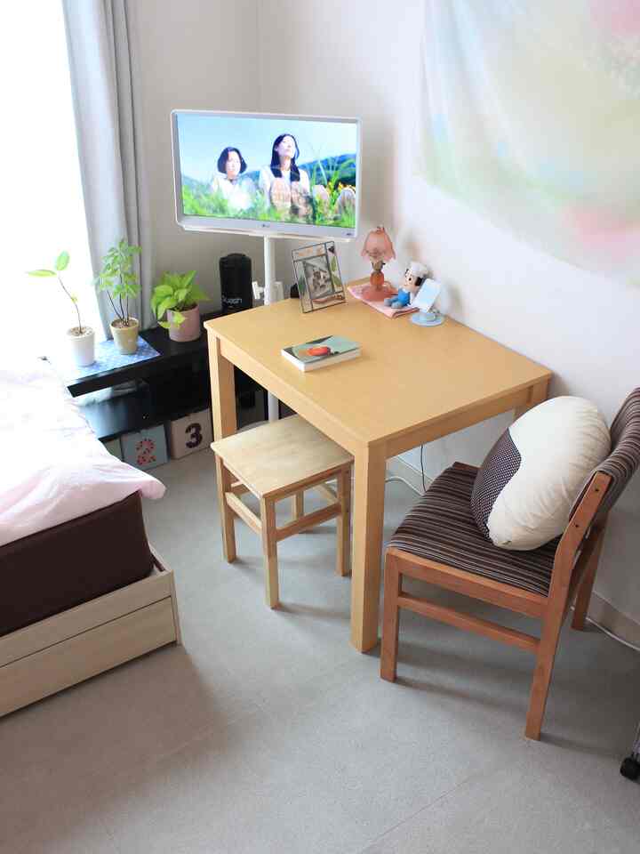 防具・雰囲気格安変え♪ ＊製品提供 

以前使ったカーペットが暗い感じ+暑く見えて 
新しいタイルカーペットでシュート交換𓂃𓈒𓏸 

今日の家自体ブランドがあることを知っていました⸝⸝？ 
家に本気の人が作ったブランド！今日の家の層です。
防炎タイルカーペットを提供され、防御をしてみました。 

このタイルカーペットを敷いて良かった点は！

𖥔カラーがとてもきれいで家がカフェになった気分⸝⸝ 

𖥔施工がとても簡単です⸝⸝矢印を合わせて敷くだけです。 
別に固定テープを貼らなくても押されませんでした。 

𖥔若干の防水になって⸝汚染された時はタイル一枚だけ抜いて 
洗えばいいという点！ 🫧

𖥔50×50サイズでサイズが大きくて施工が本当に簡単です！ 

Before & After 我が家どんなに~~♪  #오늘의집layer #타일카페트 #타일카페트시공 #타일 #인테리어