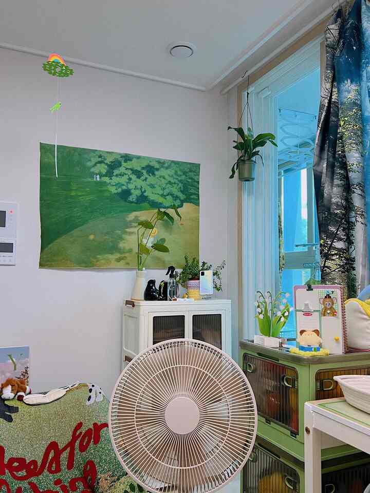かわいくてかわいい休憩スペース🌿🐹

我が家の追求美は、快適ながらも楽しさに溢れる休憩空間ですよ🌿🎵

もともと東南アジアのリゾート地を感じたかったのですが、好きな緑とかわいい小物でいっぱいになりました🙈

今回の生活の中で、ミニマリストは大変だと思います..🙄

＃私たちの家の追求＃カラーインテリア＃グリーンインテリア＃キダルト＃かわいい小物＃かわいいカニ最高です＃マキシマリスト＃レトロ＃レトロインテリア＃グリーンインテリア＃グリーン＃日常＃夏＃夏のインテリア 