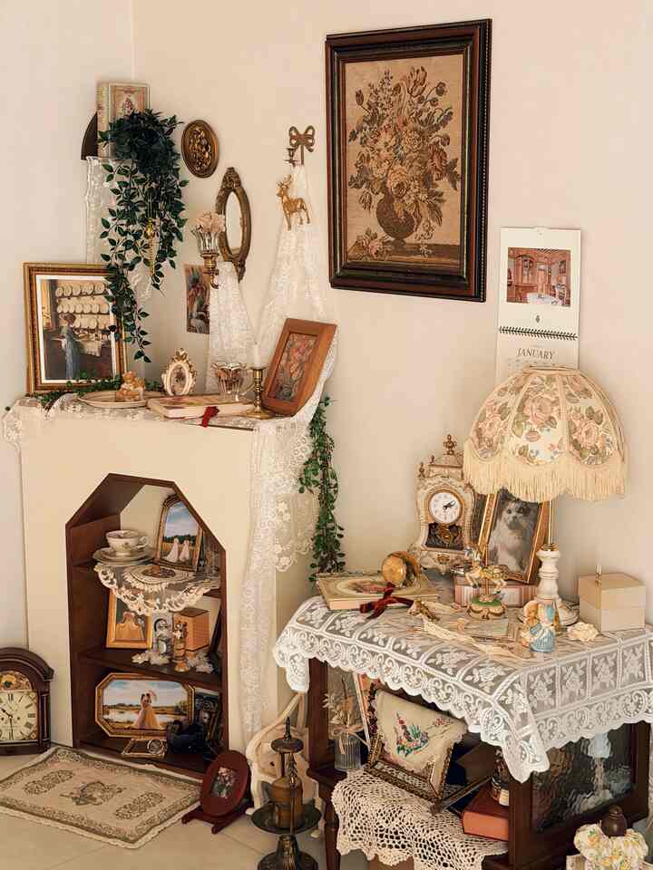 こんにちはメルです🧚🏻‍♀️

古い物語が集まる小さな部屋🕯️🌿

私の家で私が本当に好きな空間の一つです。
新しいものできれいに埋めるよりも古いものが持つ雰囲気が好きです。
一つずつお気に入りのアンティーク小物とヴィンテージオブジェを集めて飾ってくれました。

壁に古い花のタペストリーとヴィンテージの額縁を掛けて
レース生地を自然に伸ばして少しは乱れたような感じも加えてみました。
ゴールドフレームの小さな鏡とローソク足
古い時計と本
小さな人形と乾燥した花まで
一つ一つ集めておくとまるで古い話の中の一場面のようだったんですよ

白に基づくブラウンウッドとゴールド
そして、風のようなフラワーカラーが調和するこの空間は、
時間がゆっくりと積み重ねられた部屋のような雰囲気が好きです。

きれいに整えられた空間ではなく
古い本の一冊と小さな人形の一つ
誰かの手が感じられるヴィンテージ小物が自然に置かれている空間

だからここにいるなら
少し古いおとぎ話の中に入っている気がします 🕯️🤎

＃ホームスタイリング＃家の飾り 