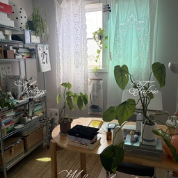 #우리집포토존 #콘수프기록집 
 저 빈티지 입덕했습니다... 🪡 이번에 이사하면서 취향을 좀 더 디깅하고 있었는데 역시 돌고돌아 빈티지네요.. 🥹 (난사실이럴줄알았어)
제가 생각한 빈티지는 색감이 화려하다고만 생각했었는데 빈티지의 세계는 넓고 다양하네요...(?) 저는 이제 입문자니까.. 이번엔 안전하게 올화이트로만 맞췄는데 잔잔하고 앤틱한 느낌이 나서 너무 예뻐요! 
일단 항상 열어놓는 쪽의 왼쪽 패브릭은 반투명한 얇은 재질의 나일론이라 햇빛 들어올 때 너무 아름다워요...(이 재질 보이면 무조건 커튼으로 쓰세요) 패턴은 진짜 화려한데 올화이트라 과하지 않습니다. 구멍도 숭숭 뚫려 있는 포인트까지 봐주십쇼... 
오른쪽 패브릭도 디테일이 정말 예쁜데 유럽의 창문 디자인 같은 느낌이에요. 면이 도톰한데 그 위에 플로럴 자수로 되어있습니다. 작은 크로셰까지 비슷한 느낌으로 데려왔는데 작은 물건들 올려둘 때 딱 예쁘지 않나요....
아아 빈티지에 빠지면 답도 없다는데...ㅎ 일단 즐겨보겠습니다? 다음에는 빈티지 이불 디깅하러 갈게요 🧵🪡
#집꾸미기 #원룸인테리어 #원룸꾸미기 #침실인테리어 #주말에제일바빠 #미니멀리스트모여라 #맥시멀리스트모여라 #이케아추천템 #전국내방자랑 #혼자사는법 #집들이선물추천 #사소한취향한장 #이주의발견 #오늘의가든 #식집사성장기 #빈티지인테리어 #식물인테리어 #플랜테리어 #선팔 #맞팔 #선팔맞팔 #블루인테리어 #혼자사는집 #오늘장면한컷 #향테리어 #전세집꾸미기  #전세집인테리어  #빈티지 
