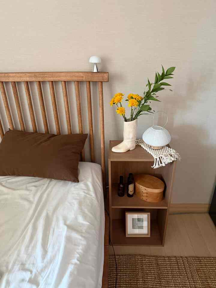 #에쁜텝최고야 #화병 #꽃병 #침실 #우드인테리어 #원목침대 #홈스타일링 