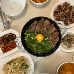 #일상로그
육퇴 후 따듯한 밥 한 끼 먹는게 저희 부부에겐 일상 속 소소한 행복인데요 ,, ☁️
취미라곤 1도 없던 저에게 그릇 모으는 재미가 쏠쏠하더라구요 🎈
예쁜 그릇 하나씩 모아두고 어떤 그릇에 담아 먹을까 고르는 것도 소소하지만 확실한 행복 중 하나랍니다!
워킹맘으로써 정신없는 하루를 보내고 나면 
이렇게 둘이 마주 앉아 따뜻한 밥 먹는 시간이 참 소중해요 🤍
#테이블웨어 #키친웨어 #집들이선물 #그릇추천 #신혼부부그릇 #시라쿠스 #시라쿠스접시 #시라쿠스뉴욕 #시라쿠스메이플 #스타우브꼬꼬떼 #스타우브 #솥밥 #폴라앳홈 #폴라앳홈리뉴얼반 #휘슬러냄비 #휘슬러 #육퇴후일상 #저녁메뉴 