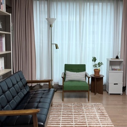 워킹맘의 주말은 하루종일 자고 
일어나 집을 청소하는 걸로 꽉 채워져요
일주일 내내 묵힌 먼지 청소하고 
널브러진 물건을 치우고 당근거래했더니
어느새 훌쩍 5시가 돼요
오늘 하루 아무것도 못한 거 같다가도
깨끗해진 집을 보며 다음 일주일을 
준비했다는 마음이 들어 뿌듯하기도 해요
오늘은 그동안 고민했던 지저분한 공유기를
감추는 방법을 떠올렸어요! 
나만의 서재로 쓰려고 했는데 
이렇게 하니 더 나은거 있죠? 
요즘 무인양품이 만능인거 같은 기분이 들어요 ㅋ
#ftc26기 #일상기록 #일상공유 
