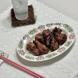 #오늘의우리집 #콘수프기록집 
🍗 하림 쯔란봉 양념구이
쯔란 좋아하시는 분들 요거 꼭 드셔보세유🤤
하림에서 나온 쯔란봉 양념구이 먹어봤는데
쯔란 특유의 이색적인 풍미에
달콤한 허니소스까지 더해져서
단짠단짠 계속 손이 가더라고유🤎
통통하고 신선한 냉장 닭봉에
양념이 이미 야무지게 되어 있어서
따로 손질하거나 양념할 필요 없이
오븐이나 에어프라이어에 넣고 구워주기만 하면 끝✨
노릇노릇하게 구워내니 겉은 먹음직스럽고
속살은 촉촉해서 살도 쏙쏙 잘 발려유🍗
간단하게 준비할 수 있어서 저녁메뉴는 물론
야식이나 맥주 안주로도 찰떡일 것 같아유🤍
#쯔란봉 #치킨추천 #저녁메뉴 #간편요리
#하림 #쯔란봉양념구이 #닭봉요리
#닭봉구이 #에어프라이어요리 #닭요리
#간편식 #야식추천 #맥주안주 #집밥
#오늘뭐먹지 #쿠팡추천템 #하림닭요리 
#화이트인테리어 #빈티지인테리어 
#집꾸미기 #홈데코 #홈스타일링 