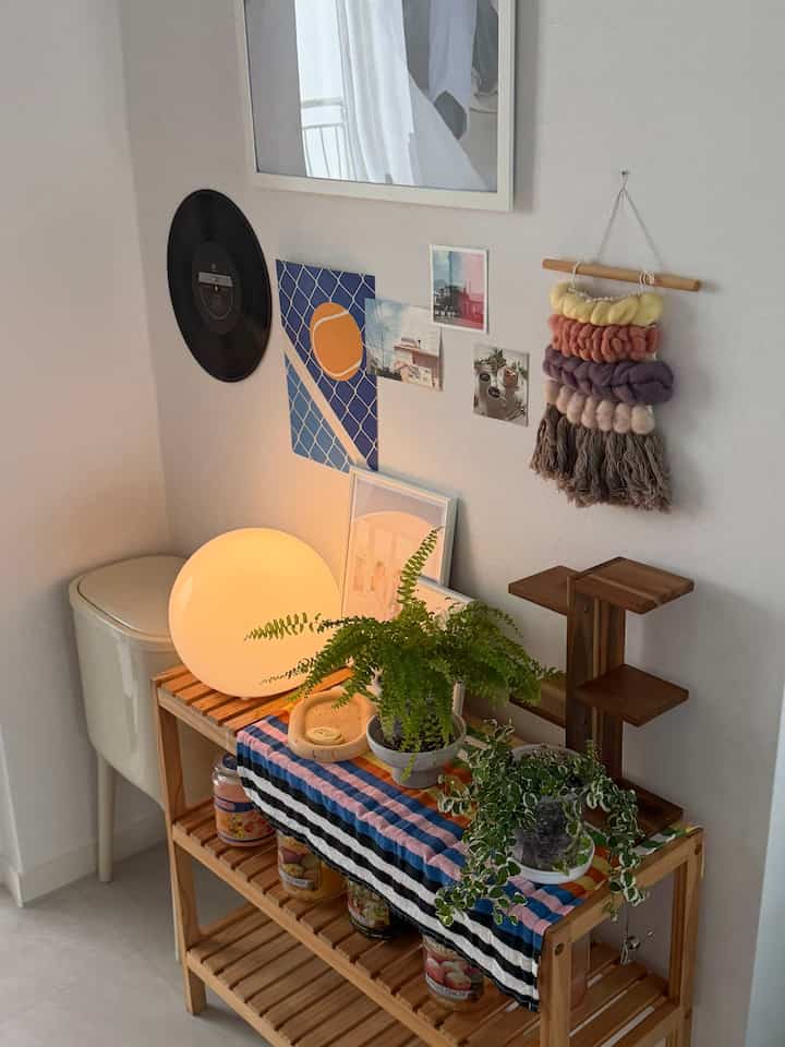 Our entrance features a typical layout found in some older apartments, complete with a large vestibule. To ensure comfortable movement upon entering through the inner door, I placed a narrow shelf and displayed plants and my own creations on it, making it a pleasant experience to step inside.

The protruding boiler meter—a hallmark of older homes—is completely concealed by using an IKEA dishcloth and repurposing a canvas frame I had left over. Since the location for removing shoes in the vestibule was awkward, I bought a large rug and laid it down; this naturally helps organize the flow of movement, which is great.

Because the living room window and the vestibule window face each other, opening them creates a cross breeze, providing excellent ventilation. Since it is still summer, I haven't fully experienced the full effect yet... but I am looking forward to the amazing ventilation magic that is coming soon.

#WoodInterior #RefurbishedInterior #TodaysGarden #TodaysHome #EntranceInterior #PlantInterior #NewlywedHomeInterior #OurHomeToday #CornSoupRecordBook