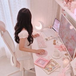 안녕하세요 멜입니다🧚🏻‍♀️
핑크 데스크테리어를 좋아하는 분들이라면 
한 번쯤은 이런 의자를 기다려보셨을 것 같아요🌸
저도 데스크를 꾸밀 때는 책상이나 소품에만 신경 썼는데, 
막상 하루에도 몇 시간씩 앉아 있다 보니 
의자가 정말 중요하다는 걸 다시 느끼게 되었어요🥹
저는 시디즈 의자를 거의 10년 가까이 사용해왔는데 
이번 T20도 너무 편하게 느껴지더라고요🤍
부드러운 핑크 컬러가 공간에 자연스럽게 어우러지고,
등받이와 틸팅, 높이까지 내 몸에 맞게 조절할 수 있어서 
디자인도 착석감도 만족스러웠어요😌
사실 지난 한정 판매 때 소개해드리려고 
콘텐츠까지 준비하고 있었는데 다 만들기도 전에 
품절되는 바람에 올리지 못했거든요🥺
너무 아쉬웠는데,,😭
정식 출시를 준비 중이라는 소식을 듣고 
드디어 소개해드릴 수 있게 됐어요💗
출시 일정이 확정되는 대로 
저도 빠르게 소식 전해드릴게요!🫶
#콘수프기록집 #예쁜템최고야 #시디즈 #시디즈의자 #협찬 #핑크의자 #핑크인테리어 #데스크테리어 #데스크셋업 #책상인테리어 #핑크테리어 #책상의자 #맞팔 #맞팔환영 #소통 #빈티지소품 #책상 #서재꾸미기 #서재인테리어 #컴퓨터책상 #컴퓨터의자 #핑크방 #똑똑한가구배치 #팬트리정리