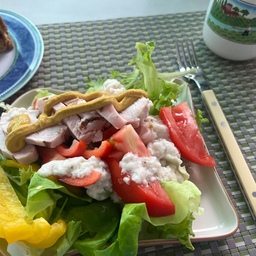 #한여름디저트
아삭아삭 샐러드로 아침을 맞이하니 넘 맛나더라구요
빨간 노란 파프리카와 토마토까지 곁들이니 
건강한 맛이 더 일품이예요!
저번에는 여기에 애플망고랑 황도 넣어서 먹으니 더 맛나더라구여!
이제 황도가 들어간다는데…
황도철에 많이들 드셔야해요 이번 황도 진짜 맛나더라구요!!
남편표 라떼까지 합쳐지니 아주 맛있더라구요
#샐러드 #샐러드볼 #샐러드접시 #샐러드그릇 #브런치 #브런치접시 
