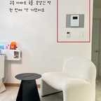 구축 아파트 국룰.못생긴 벽 한 번에 싹 가렸어요

구축 아파트의 누렇게 변한 스피커, 튀어나온 인터폰과 보일러들이 최대 고민 거리 중 하나인것 같아요
크기라도 작으면 가리기가 쉬운데 하필 크기도 크더라고요

액자 형태 제품들은 튀어나온 인터폰들을 가리기엔 어려워서 저는 포르투갈 러그로 한 번에 가려줬어요

의외로 러그를 벽에 걸어주는 것도 꽤나 괜찮더라고요

저는 꼭꼬핀 3개로 고정했어요 꼭꼬핀 하나도 안보이죠??




#콘수프기록집 #인테리어노하우