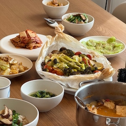 요리를 좋아하는 저의 취미가 담긴 책상 겸 식탁과 그릇들. 햇살이 잘 들어오는 공간이라 분위기 좋게 식사하기 좋아요 👨‍🍳
#콘수프기록집 #FTC26기 #오늘의일상 #일상이담긴공간 #요리 #그릇 #밥그릇
