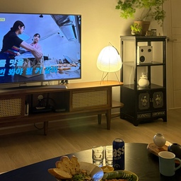 #오늘의우리집
일요일을 그냥 보내기 아쉬운 날
냉장고에 있던 새우와 문어로 감바스를 만들고
오이랑 명란도 꺼내 간단하게 차려봤어요.
신혼여행에서 포르투갈에 갔을 때 사 온
문어 통조림과 체리 와인까지 드디어 개봉 🍷
거창한 요리는 아니지만
좋아하는 음악 틀어놓고 둘이 앉아 천천히 먹으니
평범했던 일요일이 조금 특별해졌어요.
집에서 보내는 일요일 저녁은
이렇게 소소하게 차려 먹는 게 제일 좋은 것 같아요. 🤎
#홈파티 #집밥 #신혼생활 #신혼집 #일요일저녁 #홈다이닝 #감바스 #오늘의집굿즈 #부부의기록