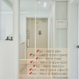 #눈물의시공영수증 #27평인테리어
사실, 눈물의 영수증까진 아니에요!
10년 넘게 아이 교육하면서 살 생각이라서
할까 말까 고민되면 일단 다했어요🤭
제일 크게 돈이 들어간건 샷시, 시스템에어컨, 확장이고
가구를 사는대신 효율적으로 쓰고싶어서
아이방빼고는 모두 제작가구로 넣었어요!
덕분에 남는공간없이 공간활용 끝판왕이 되었죠!
처음 6500만원으로 시작한 예산이
보태보태병과 예상치못한 구축 문제로 
결국 마무리는 8300만원으로 끝났지만
너무너무 맘에드는 우리집입니다😍😍👍🏻
#하고싶은거다했어요😁 #10년살우리집
#공간활용인테리어 #구축아파트인테리어 
#맞팔해요 #소통해요 #소통환영 #선팔환영