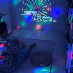 저희 부부는 노래 부르는걸 좋아해요 ❤️
코인 노래방 데이트도 참 많이 했어요 (코노 각방씁니다 ㅋㅋ 나만 계속 노래 하고 싶거든요 🤣) 
그래서 이 집을 선택한 이유중 하나가 바로 #지하방 입니다. 작은방 한 구석엔 지하방으로 가는 #비밀통로 가 있어요~ 계단을 조심스레 내려가면 #비밀공간 이 나와요!
#노래방 처럼 #미러볼 도 가져다 두고 빔을 쏴서 가사를 보며 노래해요 🎼🎤✨ 맥주 한캔씩 들고 지하에서 먹는 안주는 더 맛있는것 같습니다.
방 한쪽면에는 #보드게임 이 진열되어있어요.
남편의 취미이자 제 취미가 되기도 했답니다 🎲♟️🎯
아파트에 이런 공간이 있다는게 참 재밌다 싶은 -
애정하는 공간입니다 🫶🏻
#ftc기록 #ftc26기 #다락방인테리어 #다락방 #다락방꾸미기 #취미공간 #취미방 #취미생활 