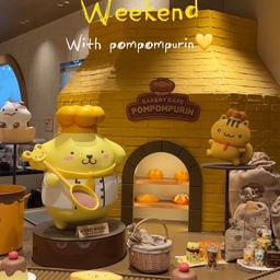 💛폼폼푸린 베이커리 카페 
위치 | 신세계백화점 강남점 B1 
운영 시간 | 월~목 10:30 - 20:00
                  금~일 10:30 - 20:30 
산리오 좋아하세요? 😖💛
유유와 저의 최애 캐릭터는 바로바로 폼폼푸린⭐️
오늘은 신세계 강남에서 폼폼푸린를 만나고 왔어요! 
7월 말 오픈했을 때 가고싶었지만 한가해지길 기다렸다가 일요일 오전에 다녀왔어요
오픈런을 노렸지만ㅋㅋㅋ 실패하고
10시 50분에 도착했는데 대기 13명으로 약 30분 정도 대기 후 입장했어요 
확실히 오픈한지 좀 지나서 여유로운 편이였어요
❗️대기방법은 캐치 테이블 ONLY 현장 신청 
포장과 굿즈샵 이용 or 카페 이용 두 가지 대기가 있으며 빠르게 포장과 캐릭터 샵만 이용하시는 걸로 추천합니다 
굿즈 샵 규모도 상당하고 폼폼푸린 카페MD 요리사 폼폼푸린도 여기서만 만날 수 있답니다
베이커리 카페라는 이름에 맞게 베이커리 종류도 다양하고 메뉴 구성도 좋아요 
폼폼푸린 모자빵, 폼폼푸린 엉덩이빵, 폼폼푸린 얼굴빵 등 먹기 아까울 정도로 귀여운 것은 물론이고 맛도 모든 메뉴가 의외로(!?) 아주 맛있었어요 😌💛
저의 추천은 폼폼푸린의 캐릭터에 맞게 노란 푸딩이 올라간 폼폼 푸딩 고구마 쉐이크에요! 
제 딸의 추천 메뉴는 폼폼푸린 얼굴빵이에요
팝업 스토어가 아니라 상시 운영되는 정식 매장이니
산리오를 사랑하는 분들은 꼭 방문해보세요
⸜(｡˃ ᵕ ˂ )⸝ ˏˋ ♡ ˎˊ˗
#폼폼푸린카페 #폼폼푸린베이커카페 #산리오카페
#폼폼푸린굿즈샵 #폼폼푸린 #맞팔환영 #맞팔
#산리오 #카페추천 #카페투어 
