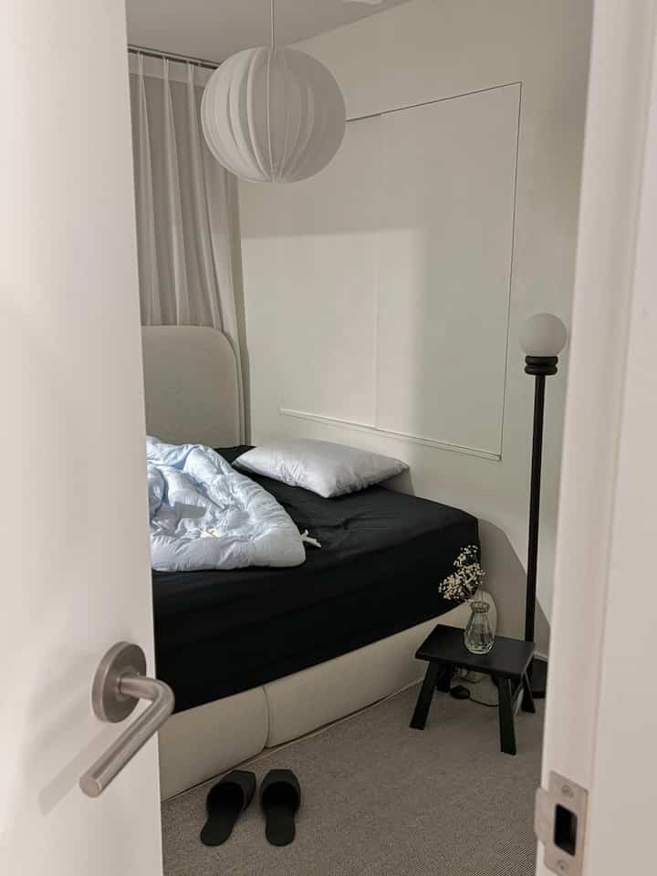 ブラックミニマル🖤今はない部屋 

今は見えない新婚旅行のお茶です。 
子供が生まれながら、すべての家を子供に与えました。 

それでもコンセプトはセルフインテリアに仕上がったミニマリストです。  #블랙인테리어 #신혼집 #안방 #침실 #블랙침구 #블랙포인트 
