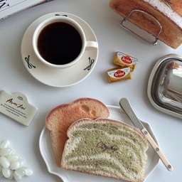 요즘 너무너무 잘 쓰고 있는
클레이샵의 스퀴지 브레드🍞
식빵 단면을 잘라놓은 모양이라
디자인도 너무 유니크하면서 귀엽고 ><
일반 행주보다 10배나 뛰어난 흡수력의
다공성 구조라 사용할때마다 만족스러워요!
통기성도 좋아서 헹궈서 툭 걸어두면
금방 건조되니까 관리도 쉽고!
전자레인지나 식기세척기로 간편하게
살균까지 가능👍
물티슈 여러장 쓰는것보다 요렇게 행주 하나로
여기저기 쓰는게 경제적이고 좋더라구요!
#콘수프기록집 #현명한소비 #행주추천 #클레이샵 #스퀴지브레드 #예쁜살림템 #스퀴지추천 #행주 #살림템추천 #맞팔 