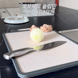 스타우브 꼬꼬떼에 갈비찜을 만들어봤어요🍖
주방에 올려두기만 해도 예쁜데
오늘은 비주얼만 담당하는 게 아니라
맛까지 제대로 해내는 중🤎
보글보글 끓이다 보면
갈비찜 냄새에 괜히 자꾸 뚜껑 열어보게 되고,
정성껏 만든 것처럼 근사한 한 끼 완성!
무게는 너무 무거워서
사용하기 전엔 망설이게 되지만
막상 쓰면 너무 좋은 스타우브 애증의 꼬꼬떼에요
ㅎㅎㅎㅎㅎㅎㅎㅎㅎ
#콘수프기록집 #예쁜템최고야 #예쁜살림템 #예쁜그릇 #집밥요리 #집밥기록 #신혼은뭐먹집 #신혼집인테리어 #인덕션가드 #인덕션가림막 #스타우브 #스타우브꼬꼬떼 #스타우브냄비 