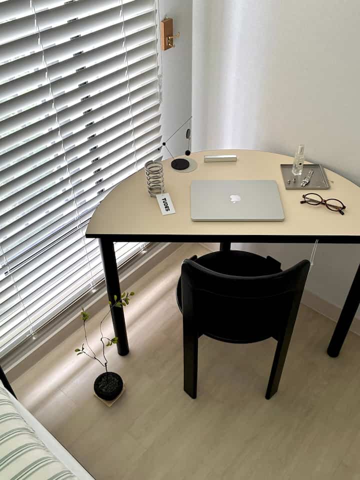 #콘수프기록집 #오늘의우리집

Todays My Home🫶 I love that I was able to create my own space by utilizing the corner instead of wasting it🖤

#HalfMoonTable #오그레테이블 #블랙인테리어 #블랙포인트 #한평공간활용 #구석공간활용 #침실인테리어 #모던인테리어 #맞팔환영 #맞팔