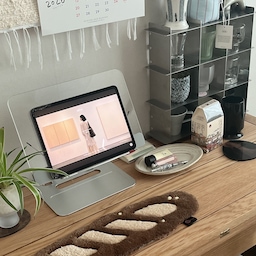 #우리집포토존 하나하나 모은 취향템들을 올리고 시작하는 9월이 됩니다.🥨🥖⌛️🍄‍🟫✨
#데스크테리어 #쇠테리어 #쇠테리어템 #방꾸미기 #좁은공간활용 #접이식테이블 #접이식식탁 #우드인테리어 #내추럴무드 #가을준비 #가을무드 #브라운 #원목인테리어 #티코스터 #컵보드 #거실조명 #오늘의가든 #어그리어블리 #노르잇 #독서대 #터프팅러그 #의자 #포르투갈러그 #유리컵 #머그잔 #선물추천 #바이너리샵 #집요한세일 #포토존만들기