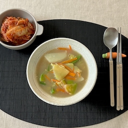 수제비 .ᐟ 
 #신혼은뭐먹집 #신혼밥상 #집밥 #집밥요리 #집밥기록 #오홈스토랑 #오늘의집  #오늘의집에서샀어 #오늘의식탁 #홈스토랑 #홈스윗홈 #콘수프기록 #수제비