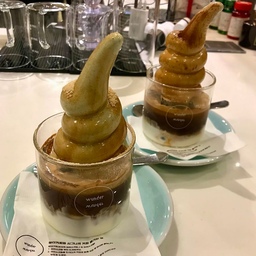 #한여름디저트
무더운 날씨엔 시원하고 달콤한 디저트만한게 없죠! 🍦달콤 쌉싸름한 크림 라떼와 달달한 케이크로 더위를 식히는 소소한 카페 타임이에요!✨
#기록챌린지 #오늘의집 #홈카페 #디저트타임 #여름디저트 #카페투어 #온더테이블 #플레이팅 #소소한일상 #홈카페그램 #맞팔