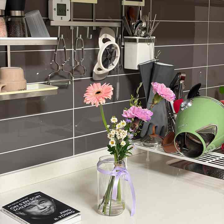 鮮やかな流し台💐 
花の香りはおまけです〜  #자취방인테리어 #자취방꾸미기 #부엌정리 #수납 #원룸인테리어 