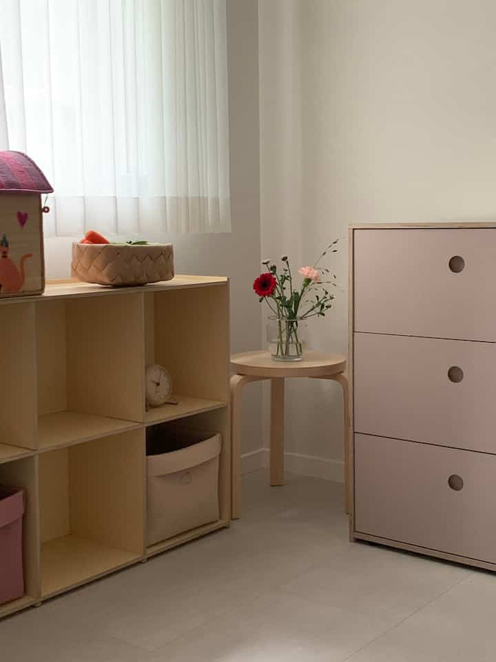 子供部屋はタンバリンハウスの家具で満たされています💗 
そしてもう9月だから、 
カレンダーは秋ですが、待機はまだ真夏ですね🍂🌧️

🔖* MUFFIN FELT BASKET
🔖* CAKE STORAGE 引き出し型 clay pink
🔖* PARADE SHELF clay  #탬버린하우스 #tambourinehouse  #수납장 #유아책장 #유아가구 #아이가구 #전면책장 #키즈가구 #키즈테이블 #아기책장 #아이방인테리어 ＃ #아기방꾸미기 #인테리어 #집꾸미기 #거실인테리어 #kidsroomdecor #키즈룸 #미니멀인테리어 #프리츠한센화병 #아르텍스툴 