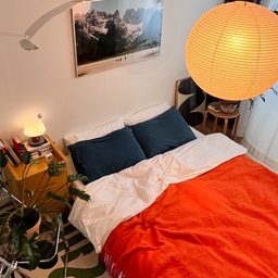 New color chips on the #bed 
침구 스타일링을 바꿔봤어요. 
새로 산 건 없고, 갖고 있던 것들을 최대한 활용해봤어요.
전부 화이트였을 땐 톤이 하나라 침실이 안정감은 있지만 심심한 느낌이 들더라구요.
편안한 바탕은 유지하고 그 안에서 생기를 얹고 싶어서, 화이트를 베이스로 두고 그 위에 색을 올리는 방식을 시도해봤습니다.
머리맡에 네이비. 가장 어두운 톤을 제일 위에 두면 시선이 거기서 멈추고, 아래로 갈수록 밝아지면서 침대에 깊이가 생기더라구요. 가운데는 화이트 이불을 접어서 면적을 넓게. 네이비와 오렌지가 직접 붙으면 세기가 부딪히는데, 화이트를 사이에 두어 완충 역할로 사용했습니다.
발치에 오렌지 담요. 술 달린 울이라 매끈한 면직물 사이에서 질감이 튀어요. 
색만이 아니라 표면이 달라서 생동감을 더할 수 있었습니다.
#침구 #침실 #침실인테리어 #침실스타일링 #침실스타일링 #홈스타일링팁 #집꾸미기 