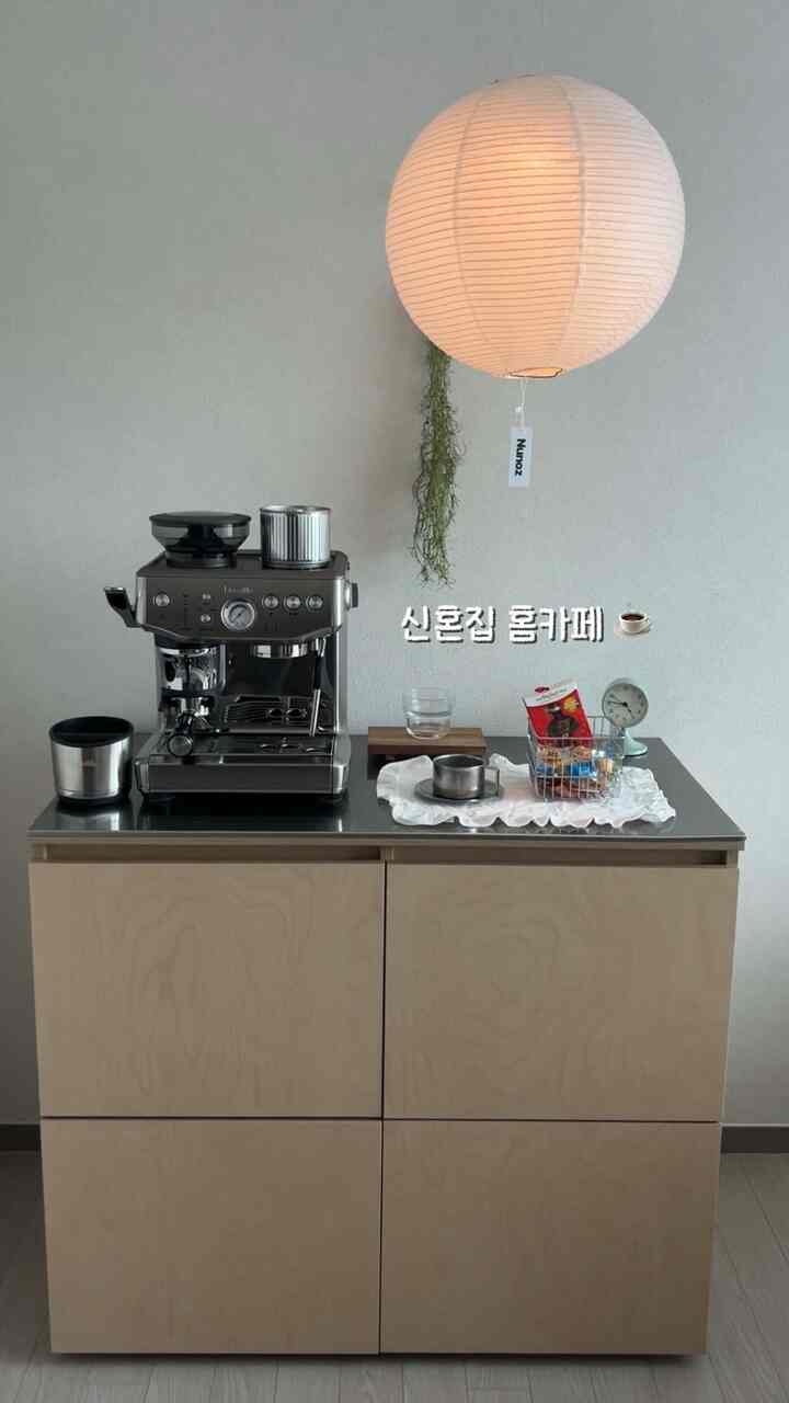 いよいよ自殺する時から夢見てきた
小さなホームカフェを作りました☕️

コーヒーマシンを上げる
好きなカップを取り出して
おやつと小道具で一つずつ詰めます..@@

特に今回はミュートキッチンレンジを持ち上げて
ホームカフェの雰囲気がはるかにきれいだと思います。製品提供

ステン素材だからコーヒーや飲み物を流しても気軽に使えていい
下は収納スペースも多い
コーヒーと紅茶、テーブルマットのようなものを入れておくのにもぴったりですよ🩶

＃ホームカフェ＃ホームカフェインテリア＃ホームカフェゾーンインテリア＃ホームカフェインテリア＃新婚旅行＃新婚旅行インテリア＃カフェ＃カフェインテリア＃ホームバー＃レンジ台＃レンジ台収納場＃ftc26機＃スペース活用 