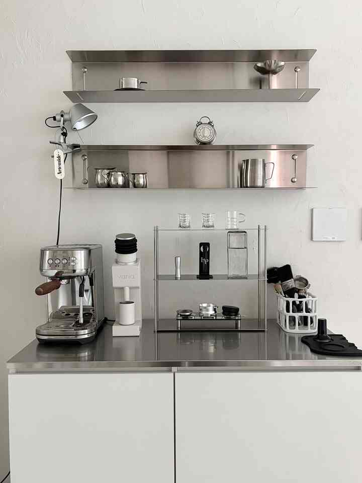 私の家のホームカフェ何が変わったのですか？👀

とてもキラキラ輝く収納場✨
ホームカフェ収納場が変わりました！

我が家の鉄テリアを完成させてくれる
ポストモダン「ウィリアムEO引き出し型キッチン収納場」

デザインもシンプルで清潔です。
ステンレス天板は
高純度POSCO STS 304を使って衛生的になるから

ホームカフェ場に追加する必要はありません🩶

4マス収納場も奥行き感がかなりあって
別に2段棚を入れました。
棚も入るゆったりとしたサイズ！ 🥹🫶🏻

奥行き感があるから
ボウル、カップなどが本当に多いのに 
窮屈ではなくすべて入って本物の中クールですよ！

たくさんの人には本当におすすめです！👏🏻👏🏻

100％国内製作プレミアム家具だから
もっと満足しています🫶🏻

ウィリアムステン収納場との日常 
早くリールにも持ってきてみましょう！

🔖 ウィリアムEOキッチン収納場1000(304ステンレス天板)

ポストモダン家具 