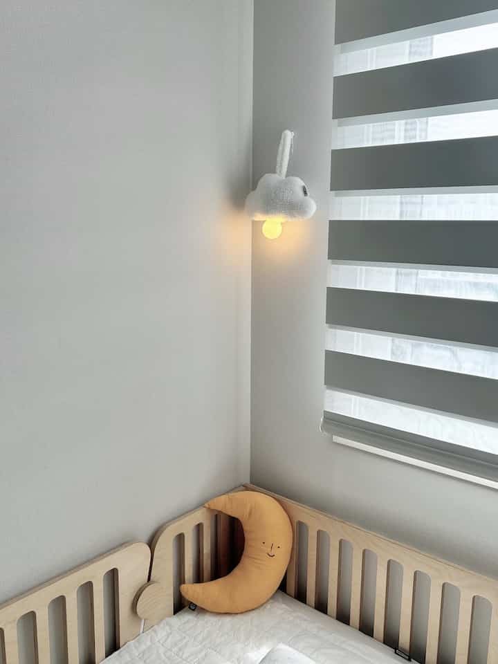 ☁️ドゴンの部屋に小さな雲1つ

道具の部屋を飾りながら最も重要なことを考えたのは
子どもらしくふんわりしながらも、あまり赤ちゃんではない雰囲気でした。

ベッドの横に位置するtwiggi cloudファブリックランプ
贈り物として受け取ったアイテム🤍

ファブリック素材と火をつけると光がほのかに広がり、
雲の形もとてもかわいいですが、全体的なデザインがきれいで
ドゴンがもう少し大きくても長く置いて使えると思います。

特に夜に物件が寝て、ほのかにつけておくと
部屋の雰囲気がさらに暖かくてふんわりとした感じ。

一つずつ私の好みを込めてゆっくり満たしている
ドーガンリーの小さな部屋☁️

＃今日の家＃赤ちゃんの部屋のインテリア＃子供の部屋のインテリア＃赤ちゃんの飾り 