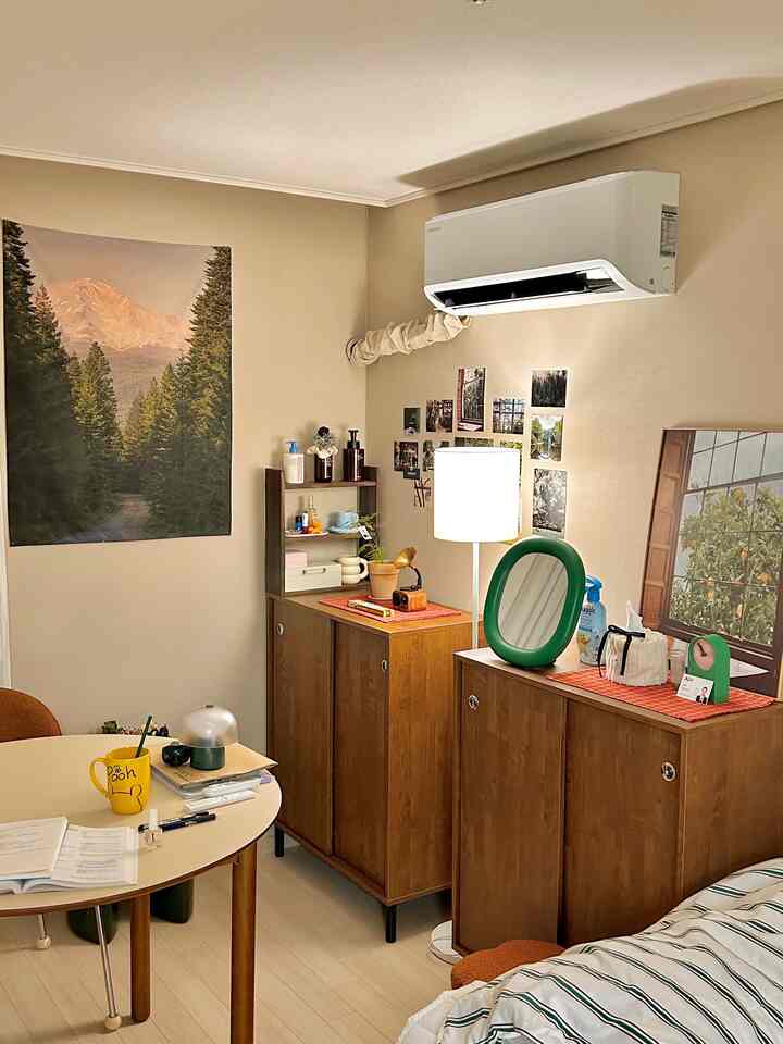 
我が家の食卓と化粧台スペース

汚れたものは棚の中に隠されています。
きれいにまとめたroom✌️





＃私たちの家の追求＃インテリアのノウハウ＃今日の私たちの家＃コンスープの記録集＃私たちの家フォトゾーン＃7ピョンテリア＃8ピクニックインテリア＃ハッピーハウスインテリア＃ハッピーハウス26型＃ワンルームインテリア＃ワンルームインテリア＃ワンルーム家具配置＃ワンルームスペース分離＃家＃ウッドインテリア＃1家具