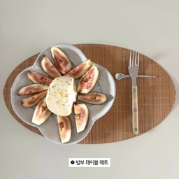 #현명한소비 #콘수프기록집 
8월에 새로 들인 주방템 소비기록 🧺
요즘 주방에서 잘 쓰고 있는 것들만 하나씩 모아봤어요 .ᐟ 예쁜 것도 중요하지만 결국 손이 자주 가는 게 최고 🤍
❶ 밤부 테이블 매트
디저트용 테이블 매트가 필요해서 구매했는데, 어떤걸 올려두어도 정갈한 느낌이라 요즘 정말 잘 쓰고 있어요!
❷ kiiida 코스터
여름에 잘 어울리는 들풀 코스터 
찰떡같은 네이밍부터 마음에 들었던 제품✨
성긴 짜임이라 여름 분위기 내기에도 딱 좋아요
❸ 무인양품 내열유리 계량컵 100ml
저는 에스프레소 샷잔 대신 이 계량컵을 사용하고 있어요! 가볍고 사용하기 편해서 생각보다 손이 정말 자주 가는 아이템 
❹ 포옹의겹 코스터
소창 소재의 도톰한 코스터 🤍
4가지 색상 중 아이보리로 골랐는데 차분한 색상이라 어떤 컵을 올려두어도 잘 어울려요!
❺ 무인양품 도요사사키 유리컵 200ml
물컵으로 너무 잘 쓰고 있는 유리컵이라 몇 개 더 추가 구매했어요🤍 라떼용으로는 조금 더 큰 사이즈를 추천해요!
❻ 존덴마크 냄비받침
냄비받침 여러 개 써봤는데 고무 소재가 제일 편하더라고요〰️ 이번에 나온 신상인데 컬러감도 예뻐서 마음에 쏙 🤎
#무인양품 #muji #무인양품추천템 #무인양품컵 #자라홈컵 #자라홈 #냄비받침 #냄비받침추천 #포옹의겹 #코스터 #코스터추천 #테이블매트 #테이블매트추천 
