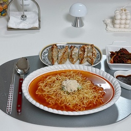 #라면 #군만두 
오늘의 메뉴는 라면이랑 군만두예요 뭘 먹을지 안 정해놔서 전에 부모님이 주신 삼양 1963 우지라면을 골랐어요 더워서 만두는 에어프라이어에 구워줬어요
라면은 두 가지 스프가 있었는데 하나는 액상 스프고 하나는 후참이라 위에 뿌려줬어요
#오늘의우리집 #오늘의장면한컷 #콘수프기록집 #예쁜템최고야 #혼자서도잘먹어요 #빌레로이앤보흐 #아우든 #사브르 #헤리터 #렉슨 #렉슨미나 #조명 #소품 #추천템 #자취 #저녁 #메뉴 #추천 #맞팔 