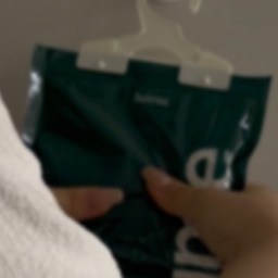 천원대로 습기 잡은 가성비 제습제 헤트라스
우선 저희집은 사방이 바다뷰라 진짜 너무 좋은데
딱 하나 아쉬운 점이 있다면 바로 습도예요,,
특히 비 오거나 날씨 흐린 날에는
집 안이 괜히 눅눅한 느낌아시나요,, (찝찝)
그런날엔 드레스룸이나 아기옷장은
더 신경 쓰여서 헤트라스 제습제 하나씩 걸어줬더니
꿉꿉함없이 쾌적하고 뽀송함이 유지되더라구요 〰️
제습제라고 하면 그냥 습기만 잡는 제품을 생각했는데
향친자 취향저격한 은은하고 좋은 향에
소품처럼 툭 걸어두면 인테리어로도 굿 -
그리고 무엇보다 마음에 들었던건
관리가 정말 너무 너무 편하다는 점인데요
걸이형이라 걸어주기만 하면 되고
교체시기도 알기 쉽게 제습량 눈으로 확인 가능해요
또, 교체할때는 가위로 잘라 버리기만 하면 끝!
집안 곳곳 습기때문에 신경 쓰이는 분들은
천원대로 부담없는 헤트라스 제습제 완전 추천!
#헤트라스 #헤트라스제습제 #헤트라스퍼퓸제습제 #퍼퓸 #퍼퓸제습제 #제습제 #제습제 #습기제거 #추천템 #습기관리 #습기관리 