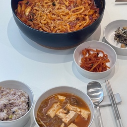 #오감리뷰 셀렉션 프로그램을 통해 제품을 제공받아 직접 사용하고 스타일링한 후기입니다.
한식 상차림에 자연스럽게 어울리는 수저세트를 발견했어요.
처음에는 디자인이 예뻐서 눈길이 갔는데, 실제로 사용해보니 생각보다 더 만족스러웠어요.
제가 선택한 컬러는 은은한 아이보리과 그레이톤인데, 작은 점박이 디테일이 들어가 있어서 너무 밋밋하지 않고 식탁 위에 올려두었을 때 감각적인 포인트가 되어줘요. 
수저 전체가 스테인리스 소재라 깔끔하고, 손잡이 부분의 컬러감 덕분에 차가운 느낌 없이 따뜻한 분위기도 느껴집니다.
사진처럼 제육볶음이나 나물 반찬 같은 메뉴부터 미역국, 된장찌개, 김치찌개처럼 국물이 있는 메뉴까지 다양하게 함께 사용해봤는데 어떤 그릇과도 잘 어울렸어요. 
특히 화이트나 무채색 계열 식기를 주로 사용하는 집이라면 자연스럽게 매치하기 좋을 것 같아요. 
평소 식기 하나를 고를 때 음식 사진을 찍었을 때의 분위기도 중요하게 생각하는 편인데, 이 수저는 한식 상차림을 조금 더 정돈되고 센스 있게 만들어줘서 만족스러웠습니다.
스테인리스 304라서 안심되는 소재예요. 
숟가락은 적당히 넓고 깊이가 있어 국물이나 밥을 먹을 때 편했고, 젓가락이 너무 무게감 있지 않으면서 두께가 있어 미끄럽지 않아 사용감이 좋았어요.
4인 세트 구성이라 가족 식사용으로 활용하기에도 좋고, 손님이 왔을 때 기존 수저와 함께 섞어 사용해도 식탁 분위기를 바꿔주는 아이템이에요. 
디자인과 실용성 둘 다 챙긴 수저세트를 찾는 분들께 추천하고 싶어요 :)
#수저세트 #한식기 #한식그릇 #자주그릇 #자주추천템 #달팽이리빙 #수저 #수저받침 