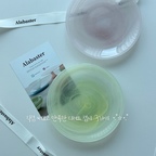 #콘수프기록집 #예쁜템최고야


저는 디저트를 그냥 먹을 때보다 예쁜 접시에 담아 먹을 때 보기에도 예쁘고 왠지 더 맛있어 보이더라구요 🤍
오늘은 제가 직접 써보고 만족했던 디저트 접시 
3가지를 소개해 볼게요 ⋆.˚⭒⋆.˚
⠀
➊ 알라바스터 디저트 접시
영롱한 컬러감에 오묘하게 퍼지는 
마블 패턴이 보면 볼수록 매력적인 접시예요 
디저트나 과일을 담았을 때 음식을 한층 더 
돋보이게 해줘서 더욱 마음에 들었어요
​
➋ 1537 접시
심플하고 귀여운 디자인이라 어떤 음식과도 잘 어울리고
데일리하게 사용하기 좋은 접시예요
⠀
➌ 크로우캐년 접시
마블 패턴이 포인트라 테이블 위에 올려두기만 해도 예쁘고
가볍고 사이즈도 다양해서 활용도가 좋아요 🤍

다만 2년 넘게 사용해 보면서 가장 아쉬웠던 점은 전자레인지 사용이 어렵다는 점,,,음식을 데워 먹을 때는 다른 그릇으로 옮겨야 해서 이 부분은 조금 불편했어요😭
⠀
세 가지 모두 분위기가 조금씩 달라서 취향에 따라 골라보시면 좋을 것 같아요🫧
⠀
홈카페 즐기면서 예쁜 디저트 접시 찾고 계셨다면
한번 참고해 보세요 🫶🏻


#디저트접시 #홈카페 #홈카페추천템 #접시추천
