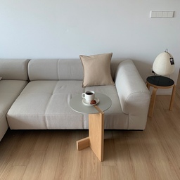 집에 뭐 하나 들이기가 왜 이렇게 어려운가 나는.
사이드 테이블 살까 말까 고민을 1년. 오케이, 사자!
그럼 뭐 살까 고민만 또 1년 넘게 한 사람, 저요. 
고민이 무색한 정도로 여름 내내 요리조리 옮겨가며 야무지게 사용했다, 만족! 🧑🏻‍🩰🩶
#집꾸미기 #미니멀인테리어 #minimalinterior #플랫포인트 #사이드테이블 #타비오사이드테이블 #잭슨카멜레온 #타탄소파 #아르텍스툴 #아카리 #아카리조명 #아카리1a #fmh #너븐재 #사브르 #사브르커트러리 