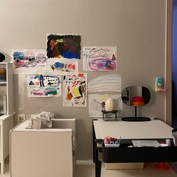 #오늘의우리집 #콘수프기록집 
액자 살 필요가 없는 이유 🎨
심오한 그녀의 작품세계 👩‍🎨 그리는걸로 끝나지않죠.
잘 때 다 떼어버릴까? 생각도 잠시 했지만,
그녀의 작품들을 존중해주기로 했어요.
또, 막상 붙여놓으니 
아빠눈에 그럴싸 해보이기도 하고 (풉,)
주말권 진입했으니, 금요일 모두 힘내세요 😆
#mutomo #jeudart #ikea #아이가있는집 #아기가사는집 #아기책상 #아기소파 #아기소파추천 #뮤토모 #쥬다르 #쥬다르소파 #이케아둑티그 #둑티그리폼