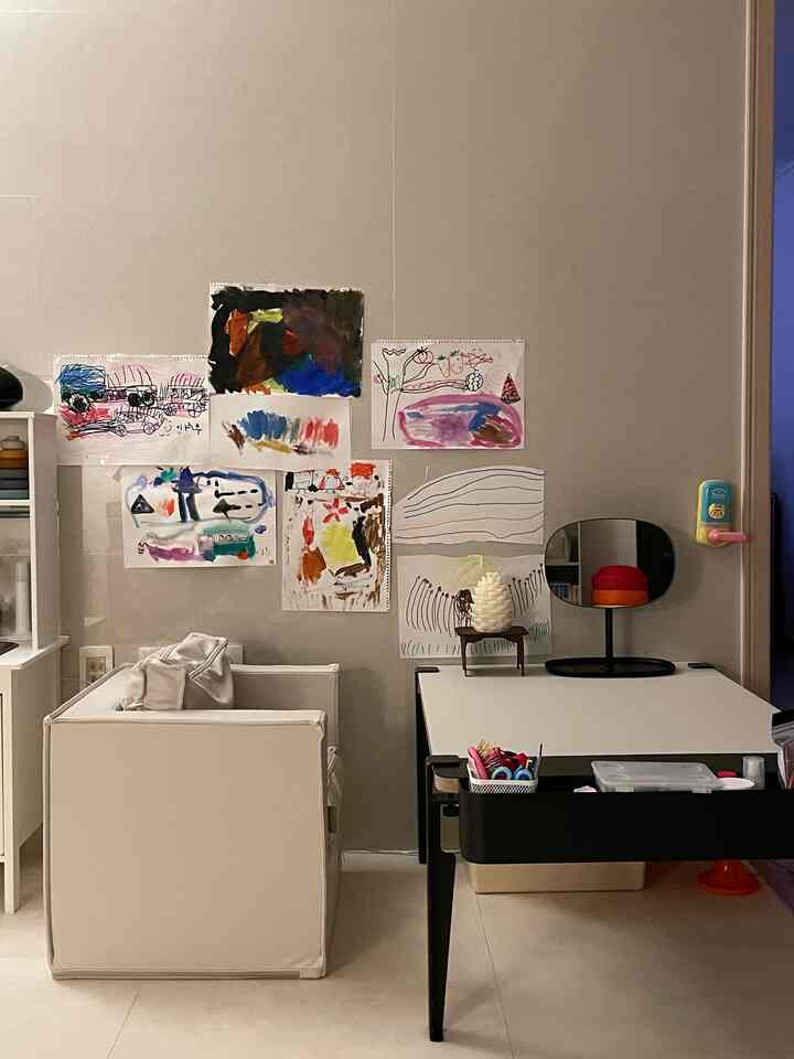 #오늘의우리집 #콘수프기록집 

額縁を買う必要がない理由🎨

深遠な彼女の作品世界👩‍🎨描くことで終わりません。
寝ると全部離してしまうか？考えもしばらくしたが、
彼女の作品を尊重することにしました。

また、いざ貼っておくから  #jeudart #ikea #아이가있는집 #아기가사는집 #아기책상 #아기소파 #아기소파추천 #뮤토모 #쥬다르 #쥬다르소파 