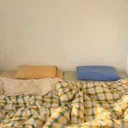 🛏️슈퍼싱글 2개 쓰는 신혼부부 침실 공간 스타일링 팁
저희 집 침실에는 슈퍼싱글 침대가 2개 있어요. 제가 잠에 예민하고 많이 뒤척이는 편이라, 같은 침대에서 한 이불 덮고 자면 상대방이 저 때문에 깰까봐 신경 쓰느라 잠을 못자거든요. 그래서 고민 끝에 슈퍼싱글 2개를 붙여 쓰기로 했답니다.
아무래도 슈퍼싱글 2개를 붙이면 가로가 220 이라, 왠만한 라지킹 침대보다 훨씬 커지거든요? 침실이 작으면 안 들어갈 수도 있고, 공간 스타일링에도 제약이 있을 것 같아서 처음엔 고민스러웠어요. 그런데 실제로 2년 넘게 이 배치로 살다보니 만족도가 훨씬 높아서 주변 지인들에게도 완전 추천하고 있어요!
장점은 부부 각자의 취향 100% 반영 가능하다는 점. 남편은 더위를 많이 타고 단단한 매트리스 취향인 반면, 저는 목 어깨가 안좋고 옆으로 자는 버릇이 있어서 푹신한 매트리스가 잘 맞아요. 만약 한 침대를 썼다면 누군가는 양보해야겠죠…? 저희는 원하는 취향따라 매트리스를 다르게 구매했고 높이가 조금 달라도 크게 불편하진 않더라구요. 
저의 스타일링 팁은 이왕 침대와 침구 2개 놓는거 각자 컬러를 다르게 매치해보는 것! 은근 재미가 있어요. 대신 면적이 큰 이불 커버는 비슷하거나 동일하게 가고 베개 커버나 매트리스 커버 색상을 다르게 변주를 주면 뻔하지 않고 넘 예쁘답니다💛💚 역시 침실 스타일링의 꽃은 침구 같아요.
그리고 아무래도 침대가 차지하는 면적이 더 넓다보니 공간을 조금이라도 넓어보이게 하기 위해 저상형 수납형 침대를 쓰고 있어요.
저희 집처럼 #부부싱글침대 형태로 지내시는 분들 계신가요? :)
#ftc기록 #ftc27 #침실스타일링 #침실 #침실인테리어 #신혼부부침실 #신혼부부잘산템 