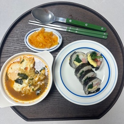 주말엔 분식세트
라면에 김밥
#콘수프기록집  #오늘의집 
#혼자서도잘먹어요  #혼밥
#김밥  #라면 #분식
