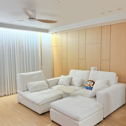 #미니멀인테리어 
미니멀 그 자체인 우리집🏡
비우고, 정리하고, 좋아하는 것만 남긴 우리 집 🤍
깔끔한 여백이 주는 편안함이 좋아요.
소파랑 소파테이블로만 두고 생활하고 싶은데
점점 짐이 늘어나는 매직..🫠
#미니멀인테리어 #신혼집인테리어 #화이트우드인테리어 #33평아파트 #오늘의집 #집꾸미기 #소통해요 #소통환영 #댓글 #답방 #맞팔 #맞팔해요 