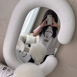 🪞거울샷 잘 나오는 우리 집 포토존🖤
오늘은 강아지랑 커플티까지 맞춰 입고
오랜만에 둘이 사진 찰칵
집에서 같이 보내는 시간들이 좋아서
이런 소소한 순간도 틈틈이 기록해두는 중.
#거실 #거실스타일링 #패브릭거울 #거울샷 #강아지와함께사는집 #리빙 #홈스타일링 #펫테리어 #커플템 #커플룩 #반려동물 #포토존꾸미기 #우리집추구미 #우리집포토존 #포토존 #오늘의우리집 