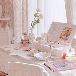 안녕하세요 멜입니다🧚🏻‍♀️
오늘의우리집은 제가 하루 중 가장 오래 머무는 거실 풍경 🌷
주말이라 그런지 평소보다 조금 느긋하게 시작했는데
창밖으로 햇살이 들어오는 걸 보니 날씨가 정말 좋더라구요✨
사진도 찍고 싶고 날씨 좋은 날 그냥 지나치기도 아쉬워서
촬영할 것들만 후딱 끝내놓고 바로 나가서 놀다 왔어요
역시 날씨가 좋으니까 괜히 기분도 좋아지고
집에만 있기에는 조금 아까운 하루였던 것 같아요🌟
그래도 하루 종일 밖에 있다가 집에 돌아오니
역시 제일 편한 곳은 우리 집이라는 생각이 들더라구요
남은 주말은 또 천천히 쉬어가면서 보내려구요
다들 날씨 좋은 주말 마음껏 즐기시고
맛있는 것도 많이 드시면서 행복하게 보내세요🌷
#콘수프기록집 #오늘의우리집 #거실인테리어 #프렌치인테리어 #핑크테리어 #핑크인테리어 #러블리로맨틱 #주말 #일상 #맞팔 #맞팔환영 #소통 #소통해요 #빈티지소품 #앤틱 #유럽감성 #유럽인테리어 #핑크소품 
