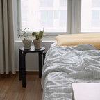가구 배치를 이리저리 바꿔보다가 지금은 제일 마음에 드는 배치랍니다🛏️🪟

책상을 벽쪽으로 붙이자니 현관에서 들어왔을 때 살짝 답답해 보이는 느낌이 있어서 침대와 나란히 평행하게 배치해봤어요! 의자에 앉으면 창밖이 바로 보여서 시야가 확 트이고 기분이 좋아요..😌

자취를 시작하면서 식물을 처음 키워보는데 초보인 저에게도 어렵지 않은 수박페 페/ 오렌지자스민 이랍니다 🍉🍊북서향 집이라 해가 쨍쨍하게 들어오지는 않는데 이 식물들은 반그늘에서도 잘 자라는 편이라 물만 잘 챙겨주면 쑥쑥 커요! 요즘은 새싹도 피고 잘 자라고 있답니다🪴

책상은 아직 꾸미는 중인데 귀염뽀짝한 집 모양 오브제예요➰ 수납도 가능해서 실용적이랍니다! 블랙 버섯 조명을 옆에 두었더니 화이트 앤 블랙으로 포인트도 되고 예뻐서 만족하고 있어요🤍🖤 밤에 작업할 때도 조명 하나만 켜두면 충분히 밝아서 좋아요💡

원룸 벽지가 올화이트라 벽이 조금 허전해 보여서 고민 중이에요 혹시 벽 꾸미기 추천템 있으시면 추천해주세요!!

#원룸 #원룸인테리어 #자취방 #자취방꾸미기 #오피스텔 #오늘의집 #집꾸미기 #홈데코 #집꾸 #소통 #원룸배치 
