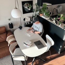 #오감리뷰 프로그램을 통해 제품을 제공받아 직접 사용하고 스타일링한 후기입니다.
🏡 거실 모션 테이블? ︎︎٩( ᷇࿀ ᷆ )و 집에서 보내는 시간이 꽤 달라졌어요! 
평소 거실에서 노트북도 하고, 책도 읽고, 차도 자주 마시는 편이라 상황에 따라 높이를 바꿀 수 있는 모션 테이블이 늘 궁금했거든요.
일룸 업모션 테이블은 620~900mm까지 높이 조절이 가능해서 집중해서 일할 때는 높게, 책을 읽거나 편하게 쉴 때는 낮게 사용할 수 있어요.
높이만 바꿨을 뿐인데 홈오피스부터 독서와 티타임을 즐기는 공간까지, 같은 거실의 쓰임이 자연스럽게 달라지더라고요! 
포세린 세라믹 상판이라 생활생활 오염도 쓱 닦아내기 편하고 (〃⌒⤙⌒)ゞ
 스틸과 애쉬 원목이 어우러진 미니멀한 디자인도 거실에 자연스럽게 잘 어울렸어요.
1600폭이라 넉넉하면서도 부드러운 타원형 디자인 덕분에 공간이 답답해 보이지 않는 점도 마음에 들고요 ♡♡♡
온 가족이 함께 𖤐𖤐𖤐
거실에서 일도, 독서도, 휴식도 즐기고 싶다면 눈여겨보셔도 좋을 것 같아요! 👀ˎˊ˗
🌹@iloom_official   ⇢ 일룸 업모션 테이블 1600폭 타원형 (세라믹)
#일룸 #모션테이블 #업모션테이블 #거실테이블 #거실꾸미기 #거실인테리어 #거실스타일링 #모션데스크 #거실가구 #일룸책상 #일룸테이블 #신혼가전 #신혼가구 #테이블 #테이블추천 #우드마루 #러그인테리어 #브라운소파 #가죽소파 #블랙주방 #신혼집 #신혼집인테리어 #신혼집꾸미기 #신혼부부  